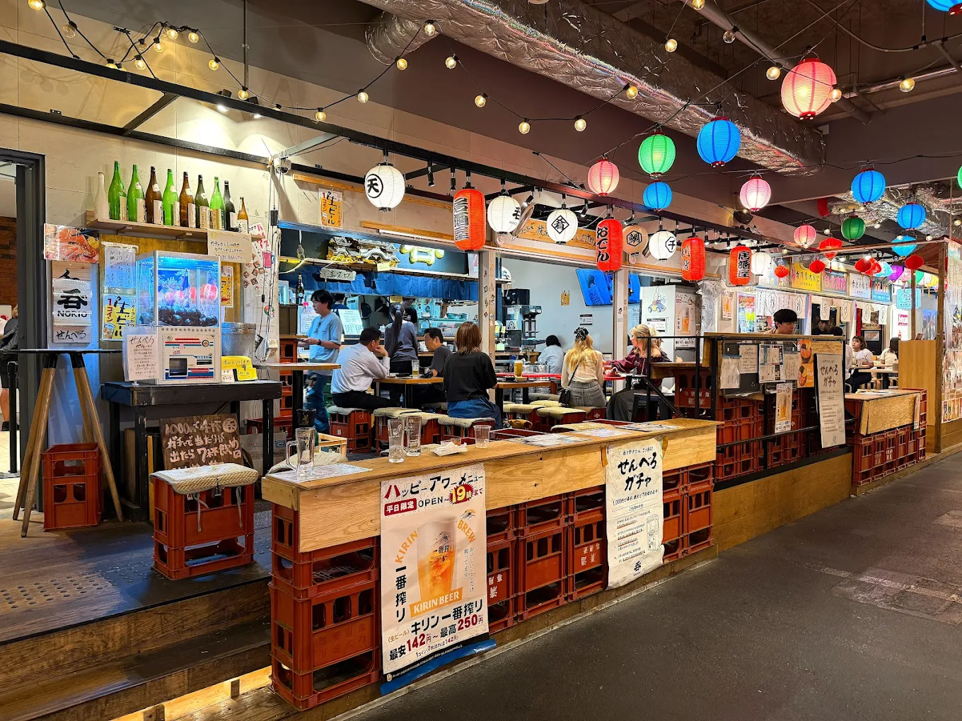 呑りお外観 横浜駅アソビル1F せんべろ居酒屋 カラフルな提灯とカウンター席